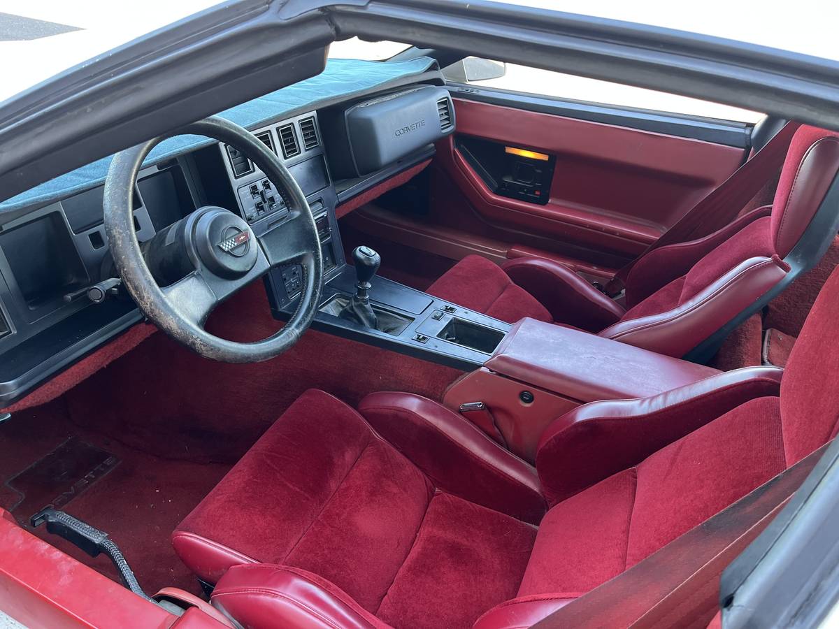 Chevy-corvette-1986-white-13