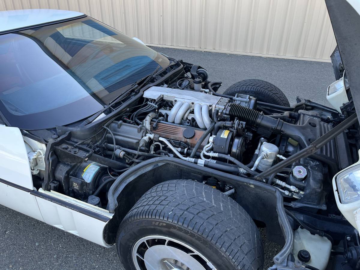 Chevy-corvette-1986-white-16
