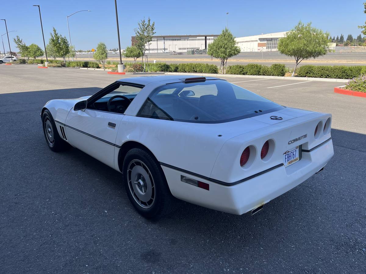 Chevy-corvette-1986-white-19