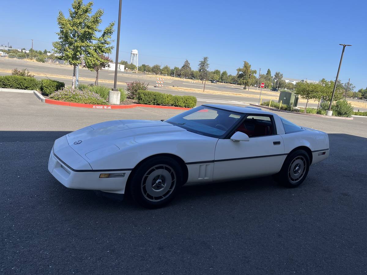 Chevy-corvette-1986-white-4
