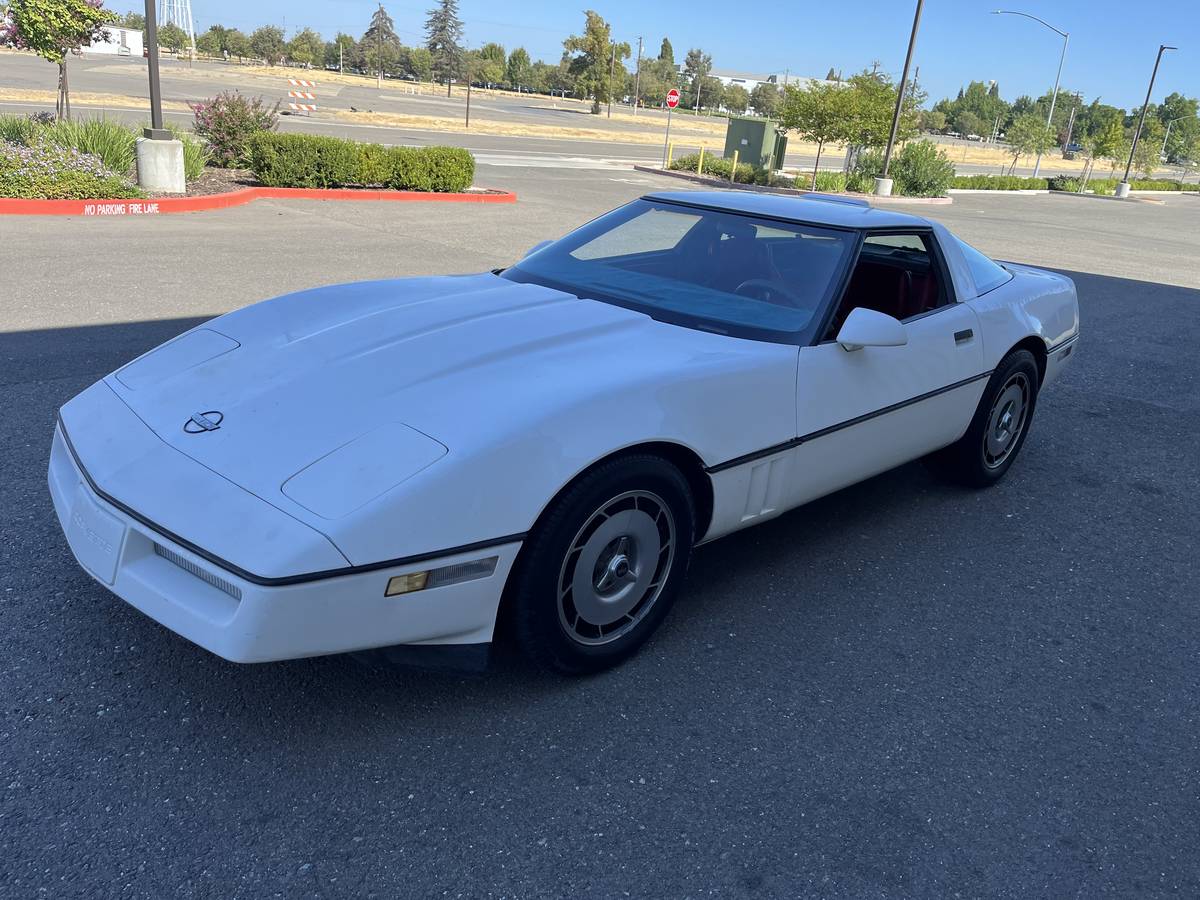 Chevy-corvette-1986-white-8
