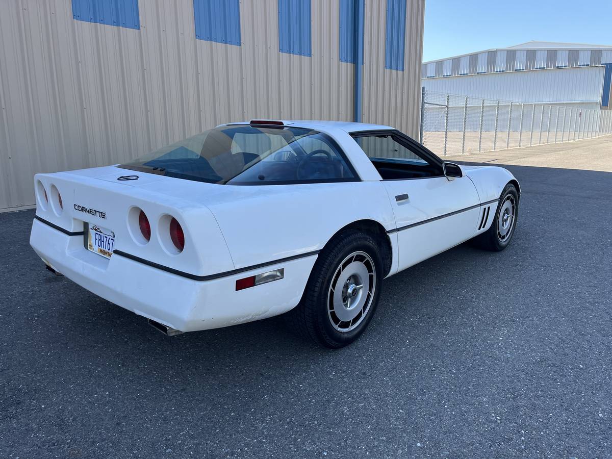 Chevy-corvette-1986-white-9