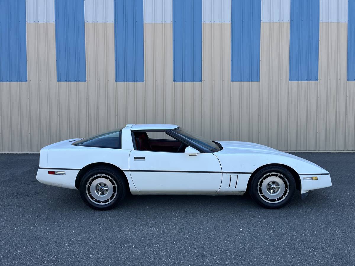 Chevy-corvette-1986-white