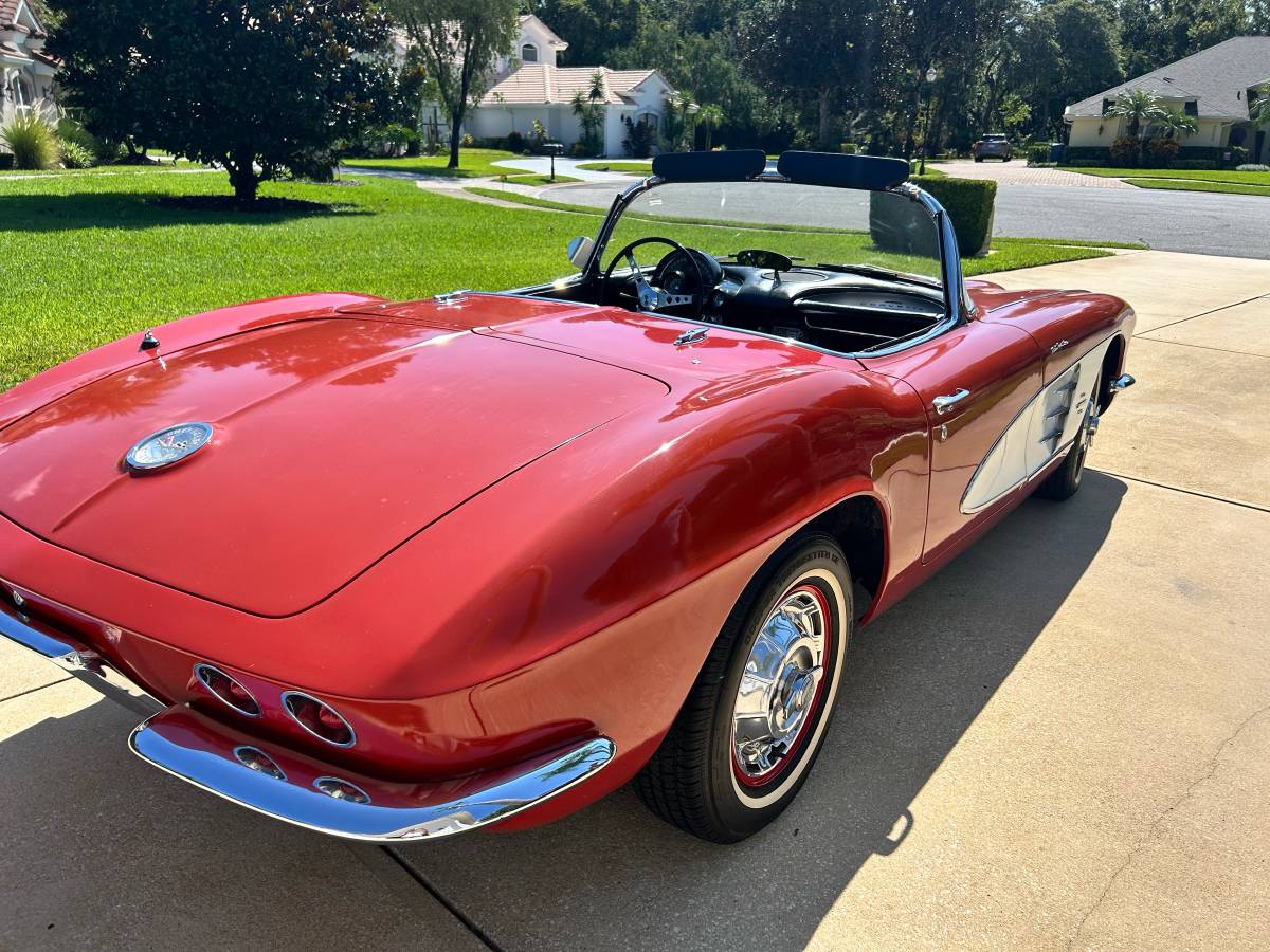 Chevy-corvette-convertible-1961-red-3