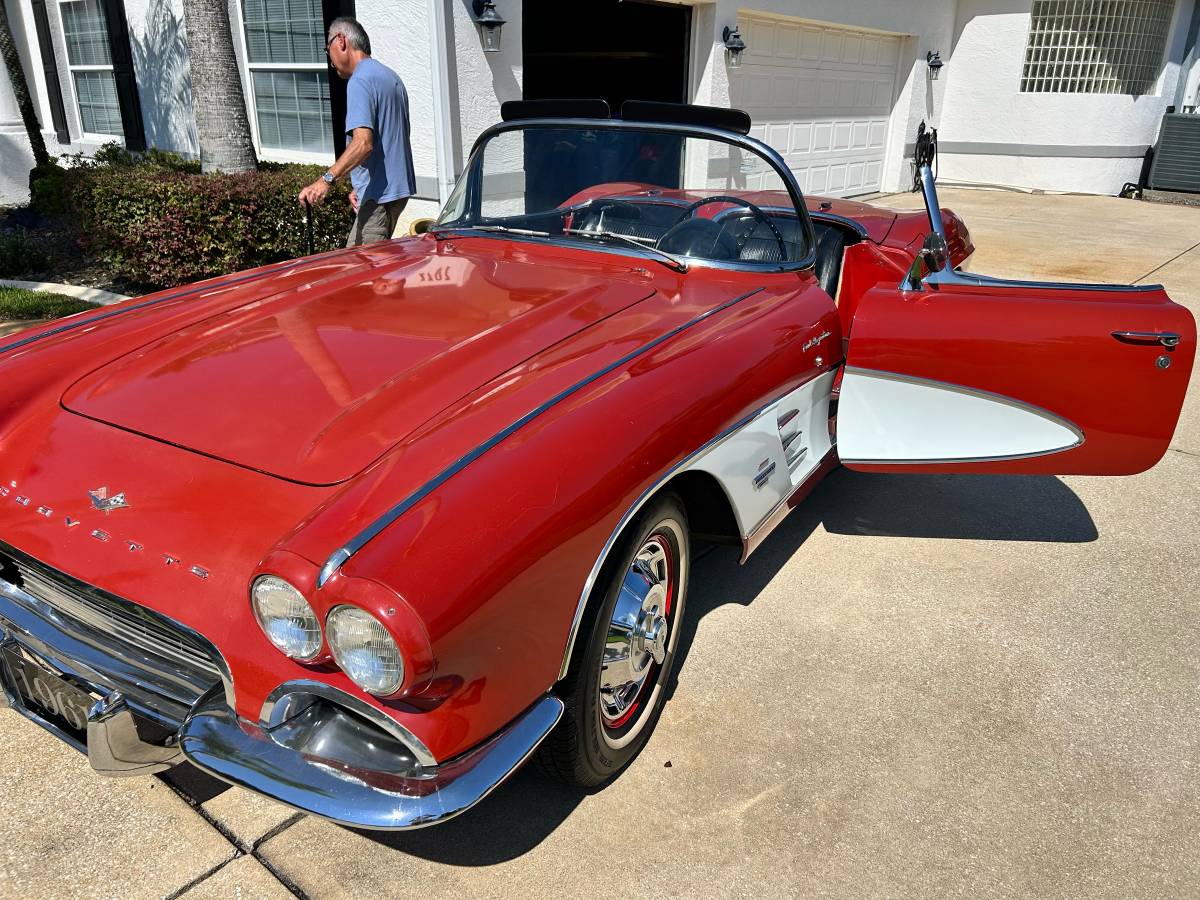 Chevy-corvette-convertible-1961-red-9