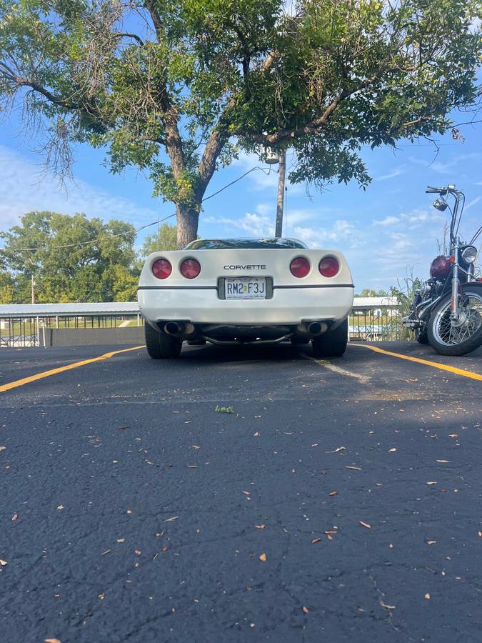 Chevy-corvette-convertible-1984-white-3