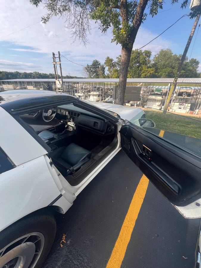 Chevy-corvette-convertible-1984-white-5