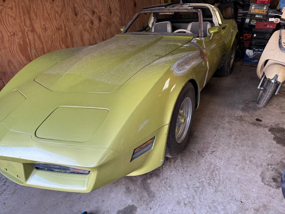 Chevy-corvette-coupe-1980-green