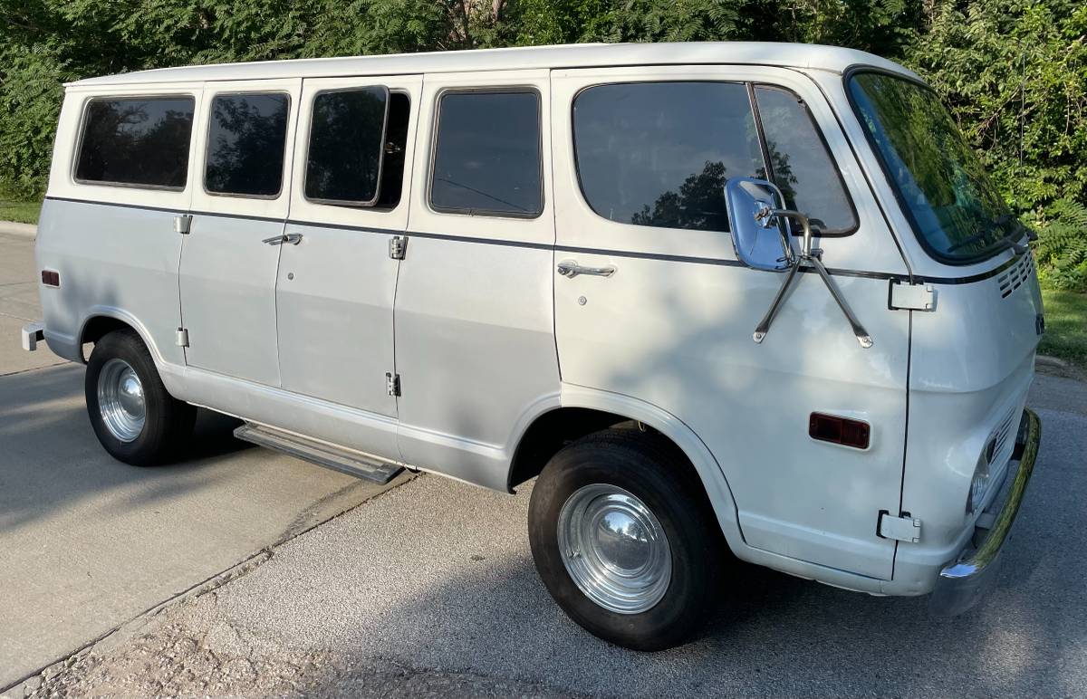 Chevy-g-10-van-1969-silver-3