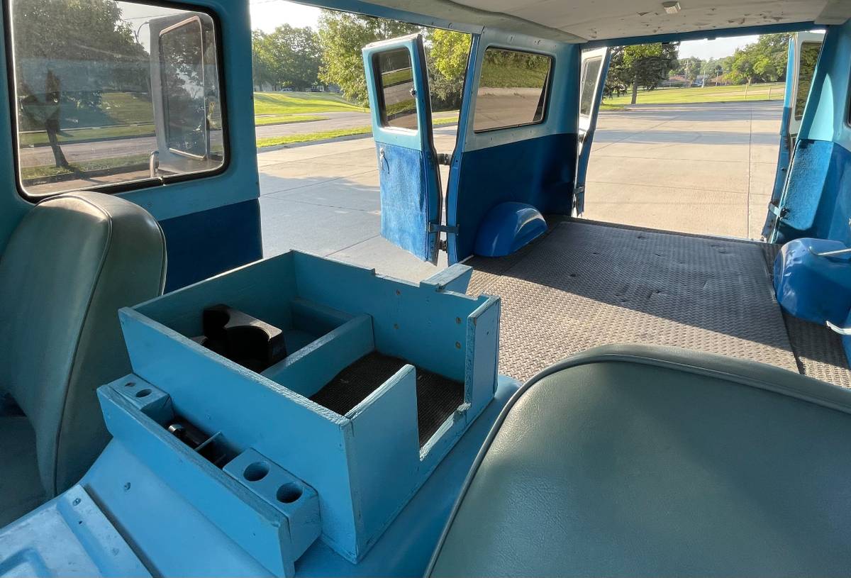 Chevy-g-10-van-1969-silver-4