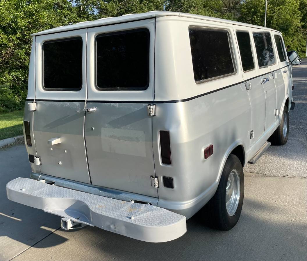 Chevy-g-10-van-1969-silver-7