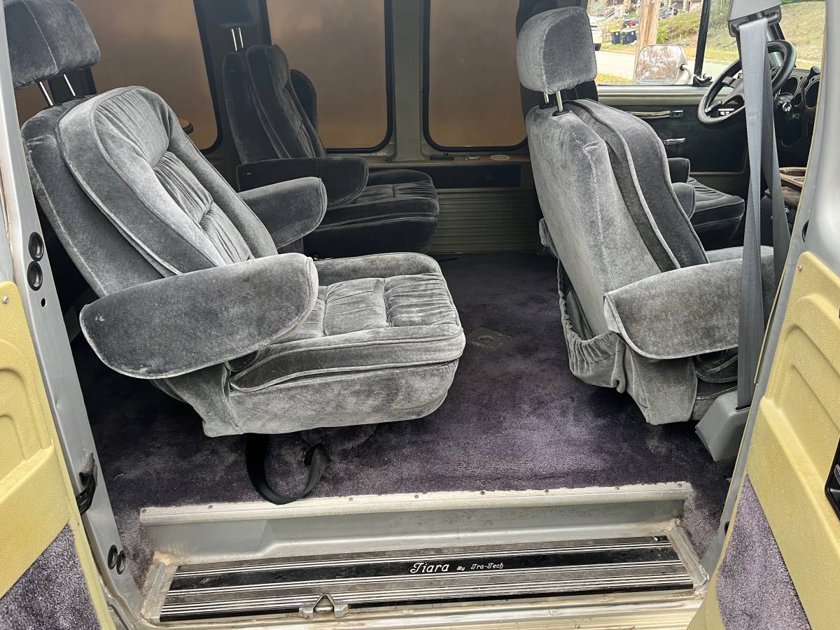 Chevy-g20-van-1985-silver-8