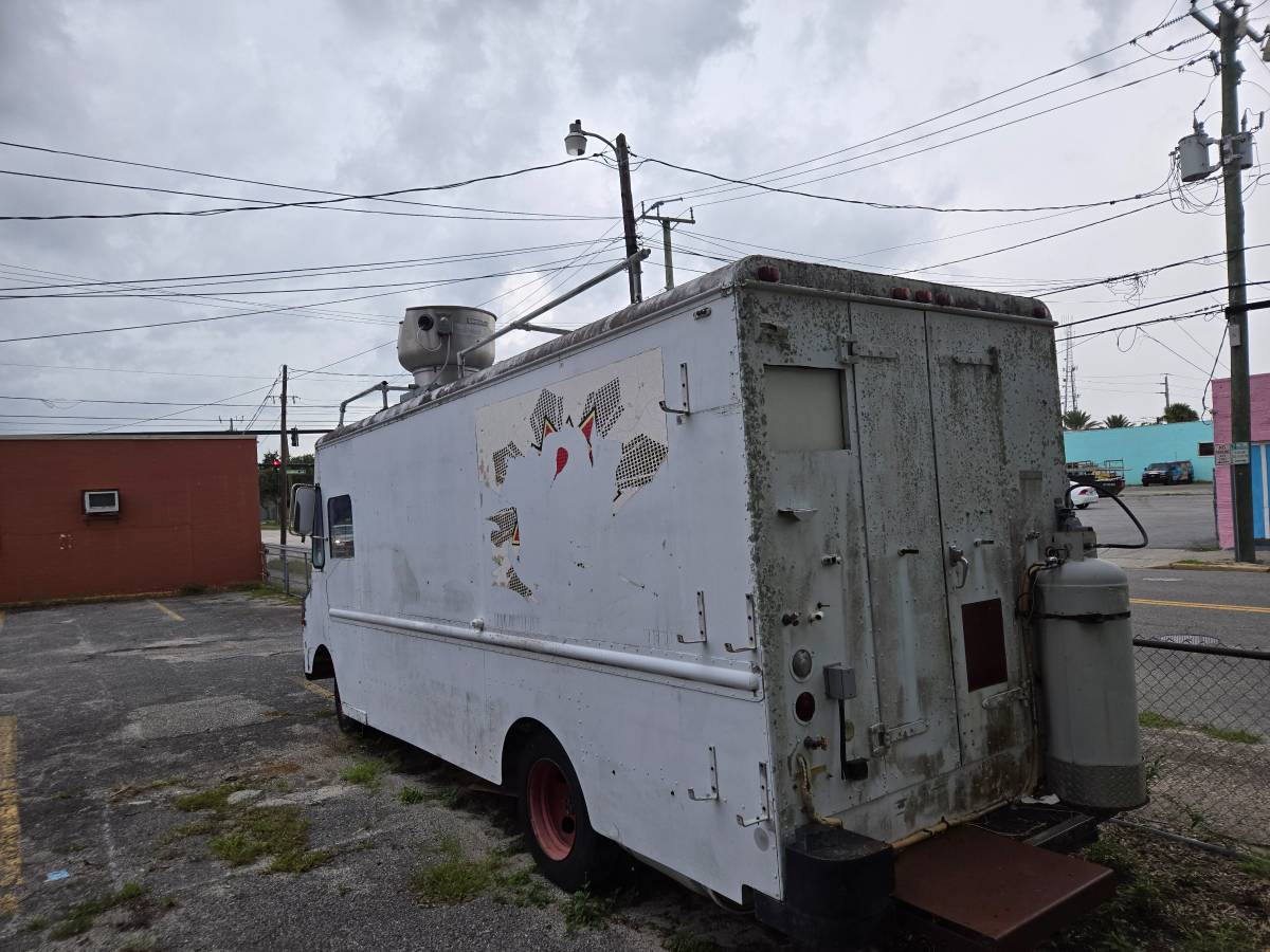Chevy-g20-van-diesel-1974-custom-3