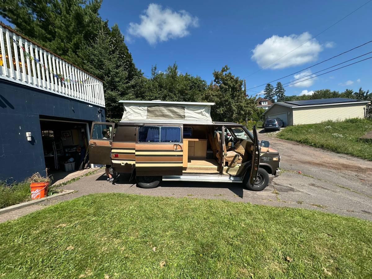 Chevy-g20-van-diesel-1983-brown-11