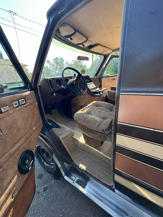 Chevy-g20-van-diesel-1983-brown-2