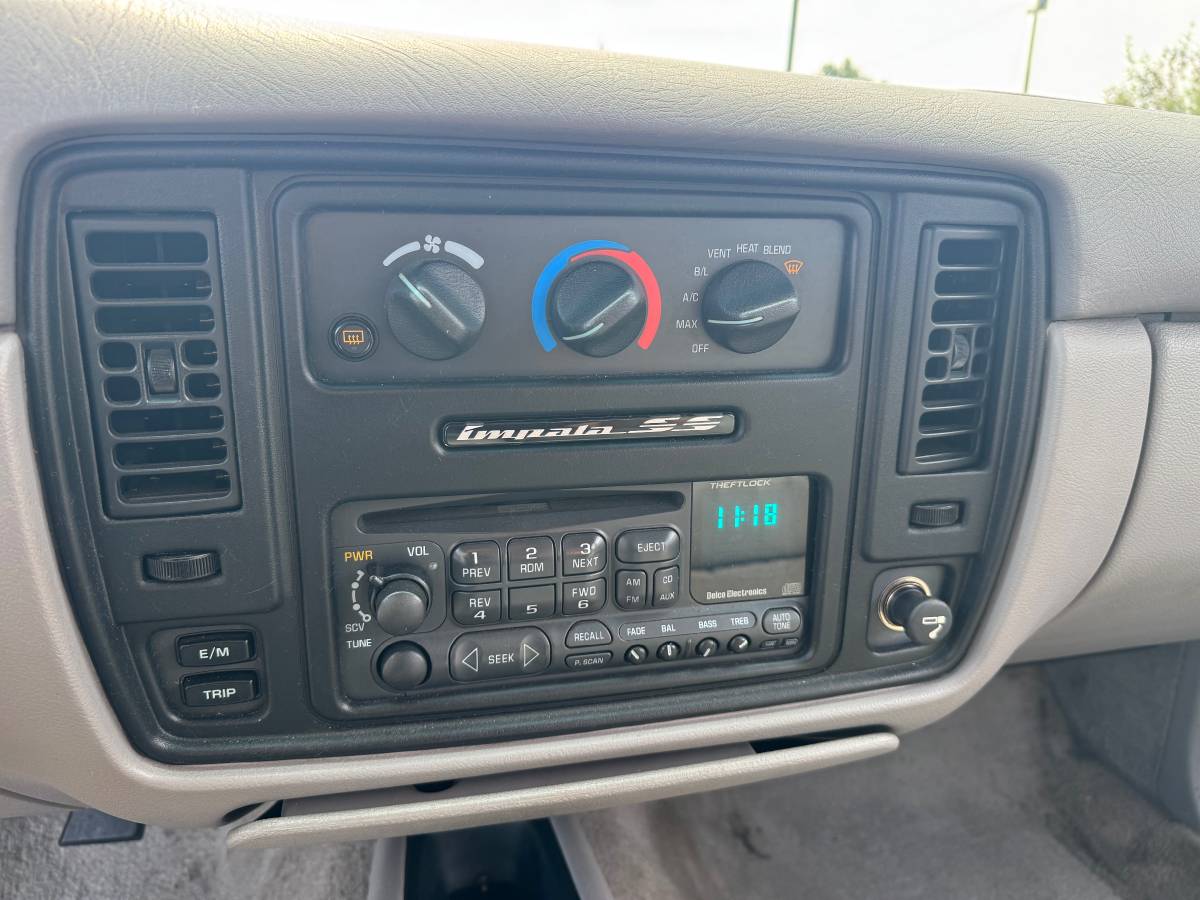 Chevy-impala-ss-1995-black-13