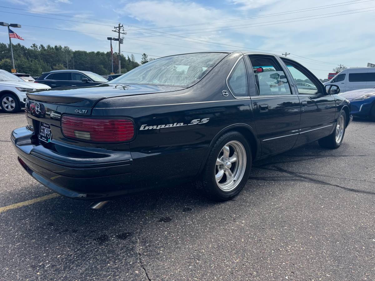 Chevy-impala-ss-1995-black-4