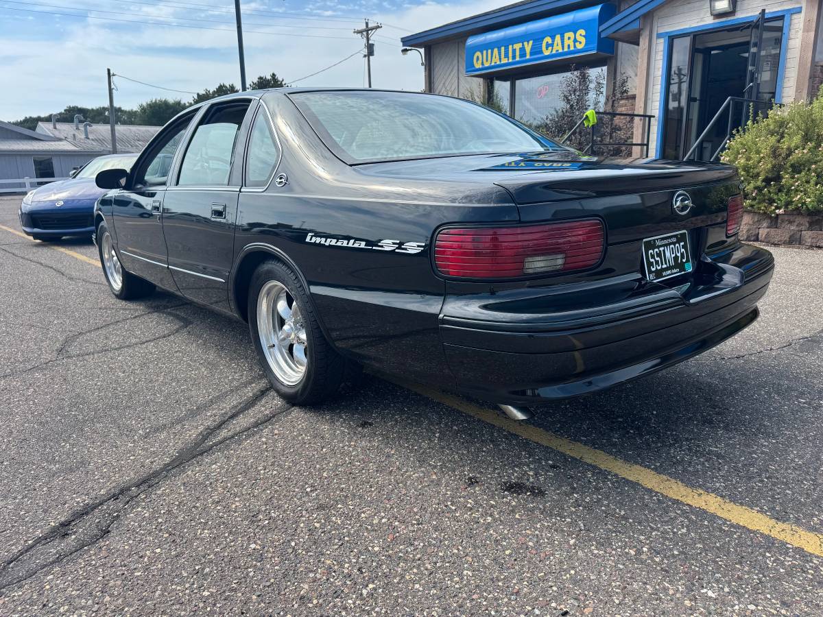 Chevy-impala-ss-1995-black-6