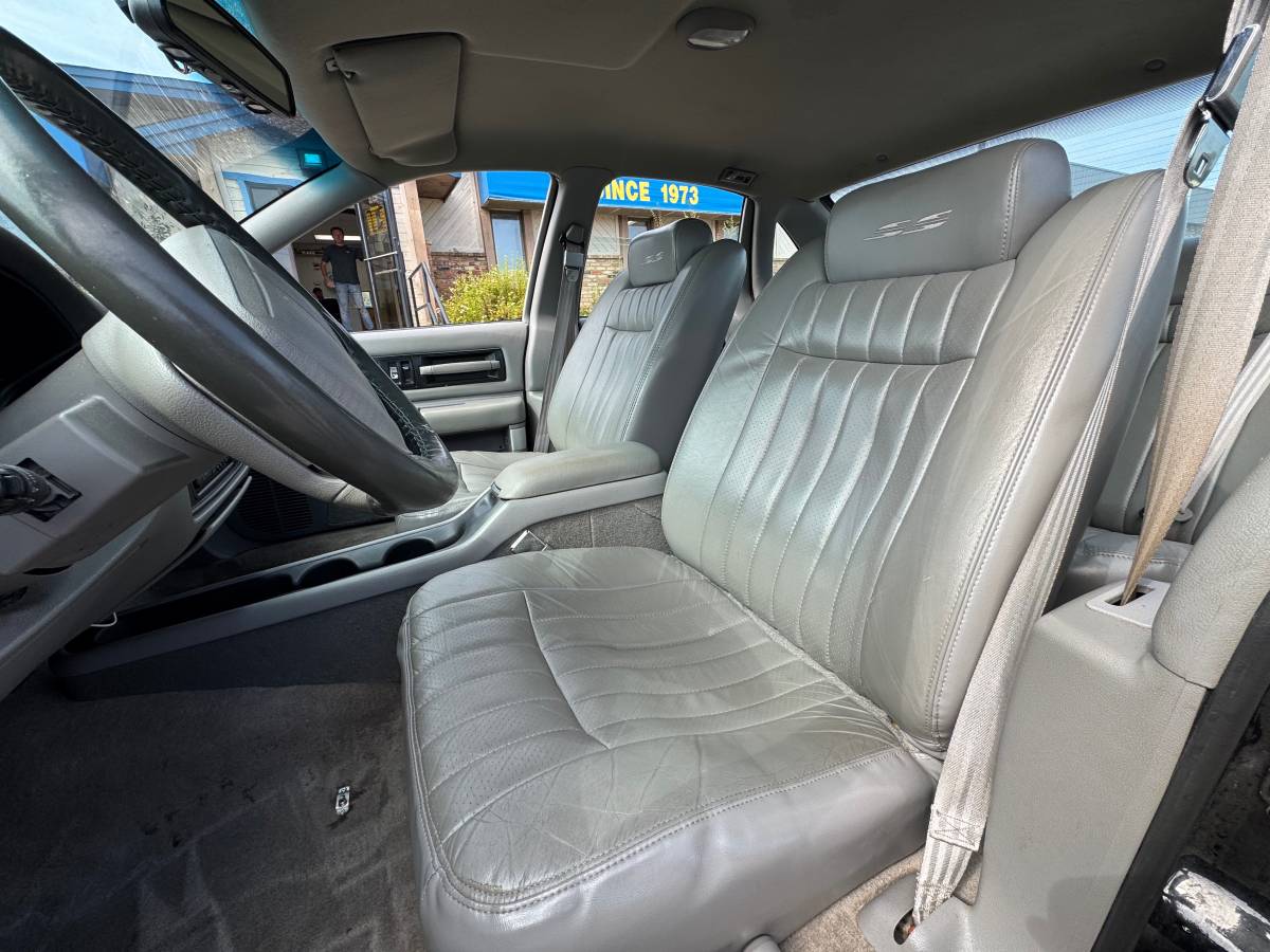 Chevy-impala-ss-1995-black-9