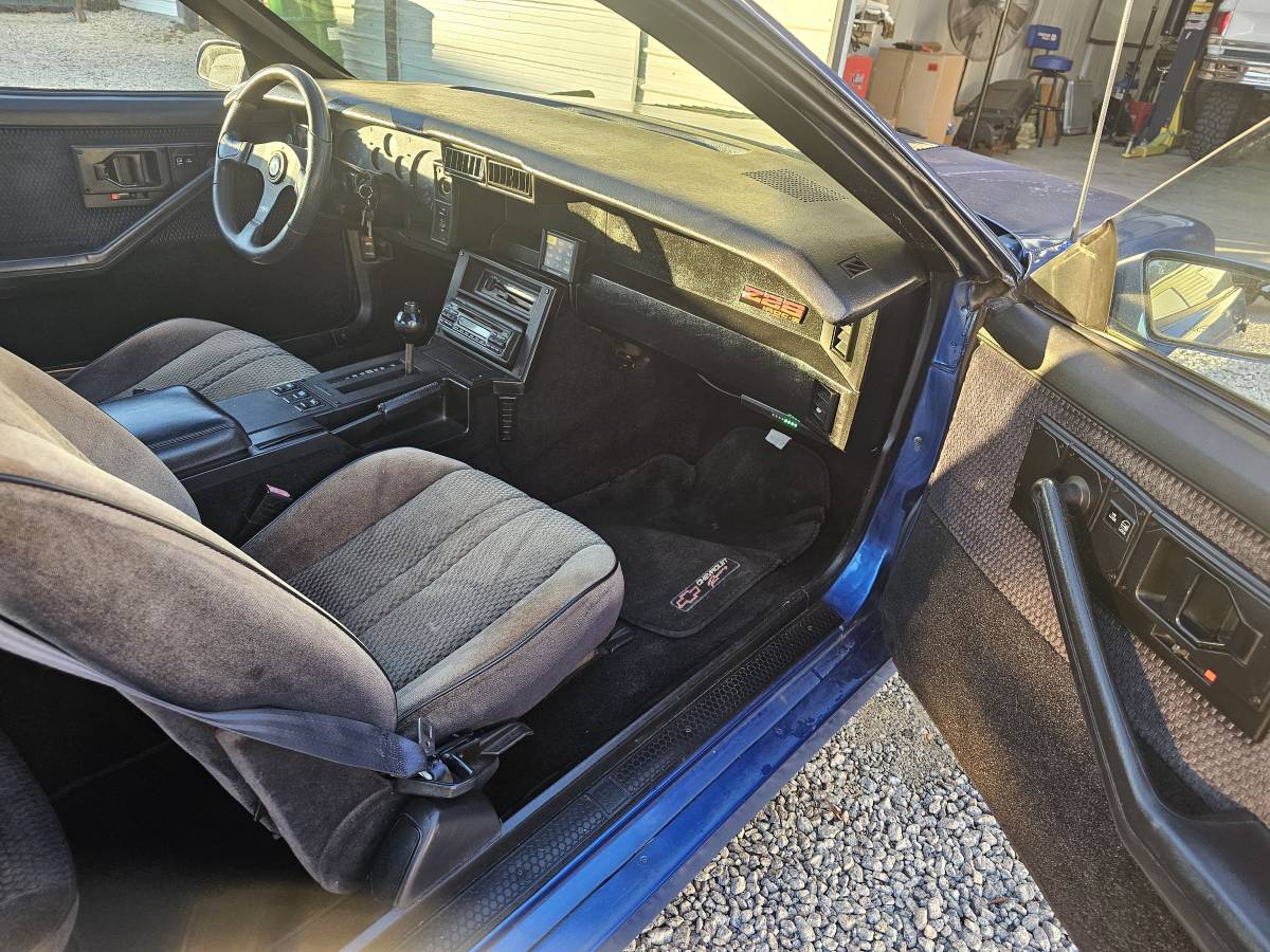 Chevy-iroc-z28-1985-blue-11