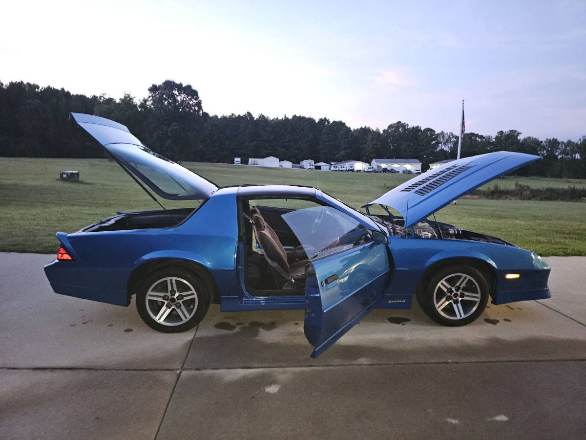 Chevy-iroc-z28-1985-blue-3