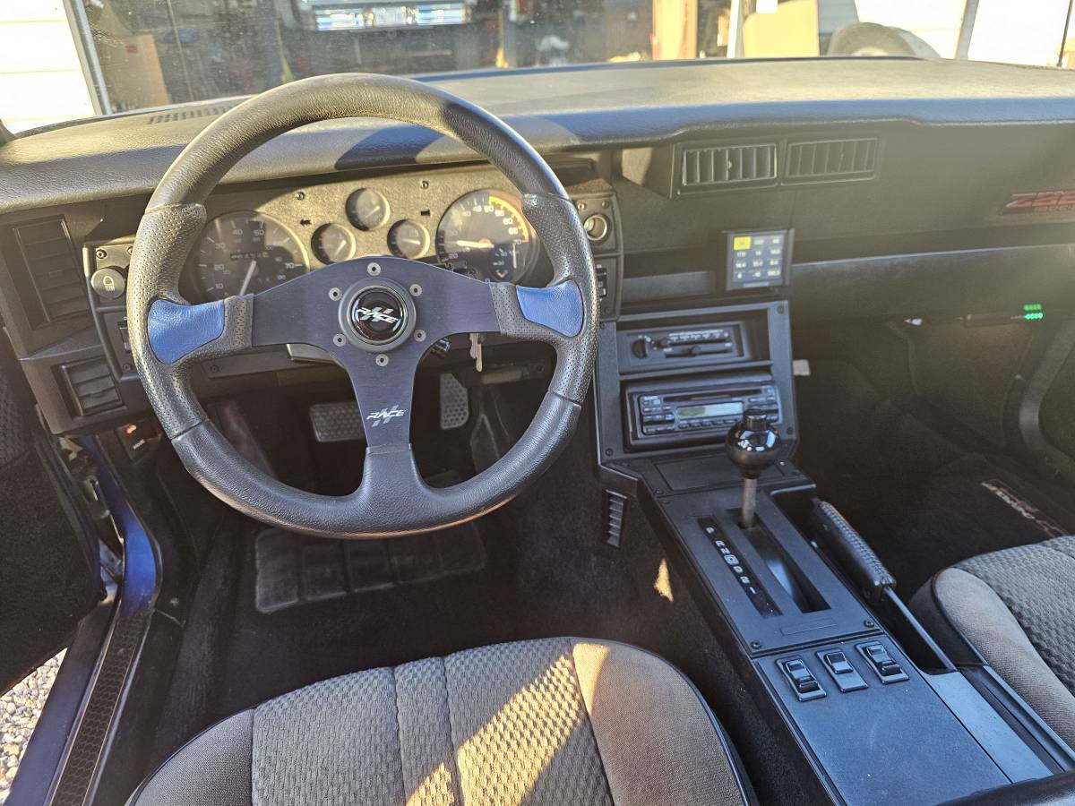 Chevy-iroc-z28-1985-blue-8