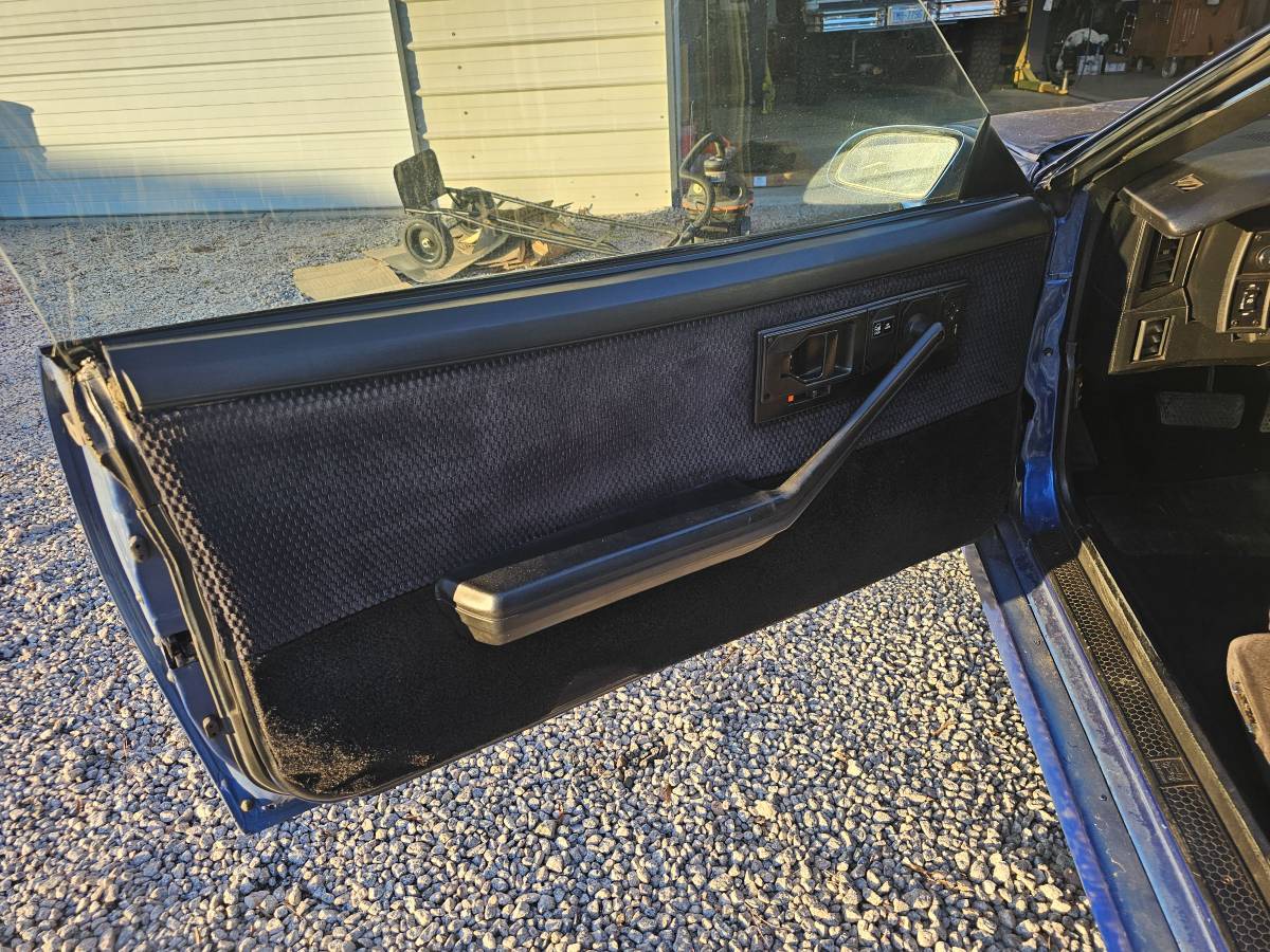 Chevy-iroc-z28-1985-blue-9