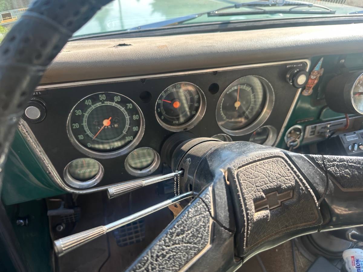 Chevy-k-10-suburban-1971-green-14