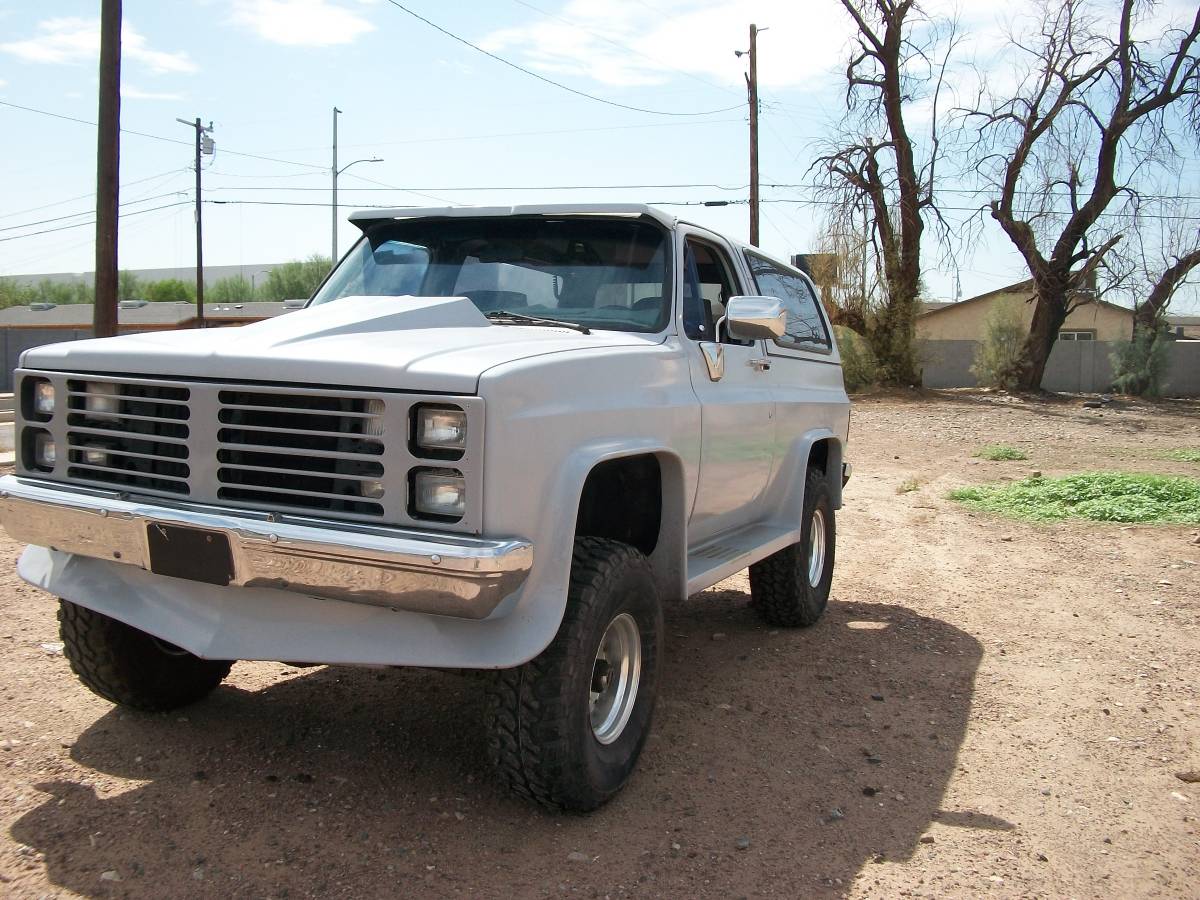 Chevy-k-5-1983-grey-1