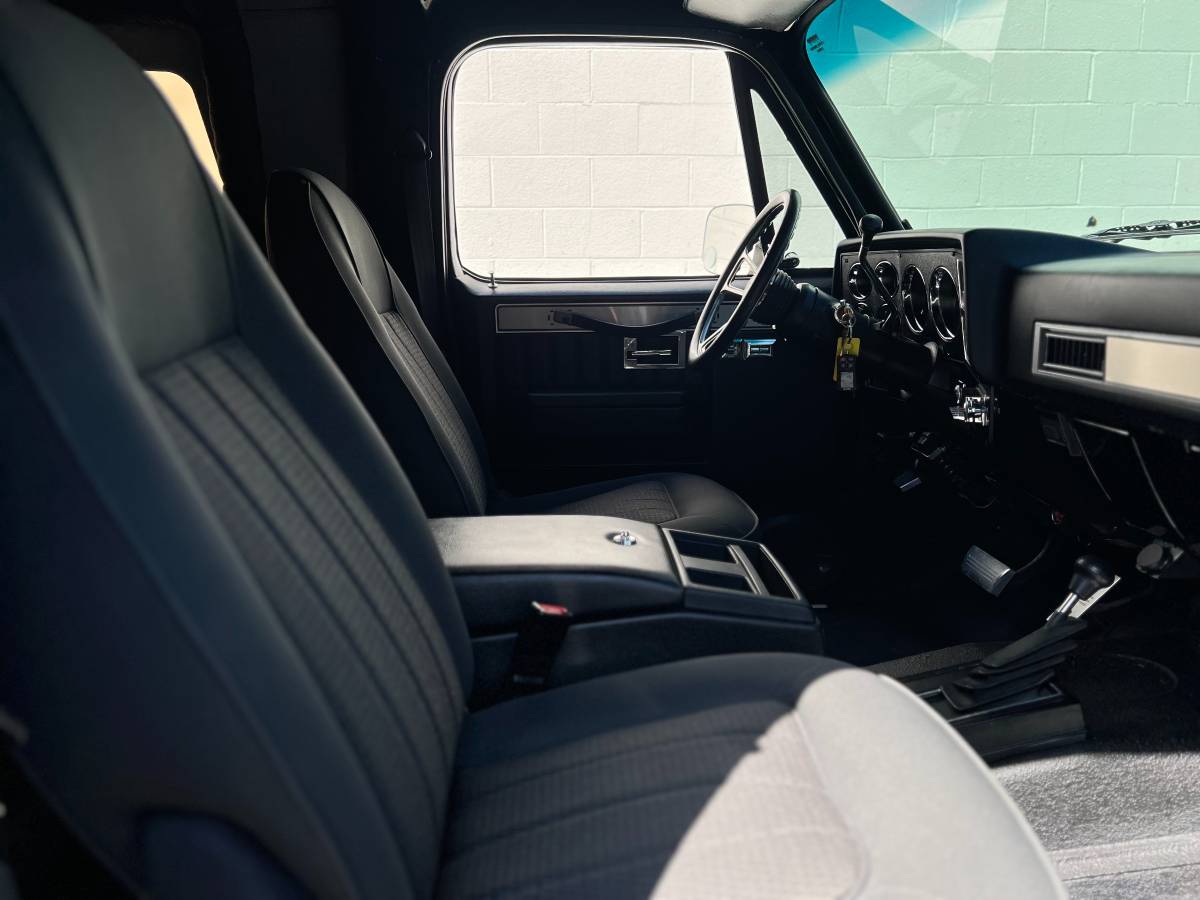 Chevy-k5-blazer-4x4-1988-black-12