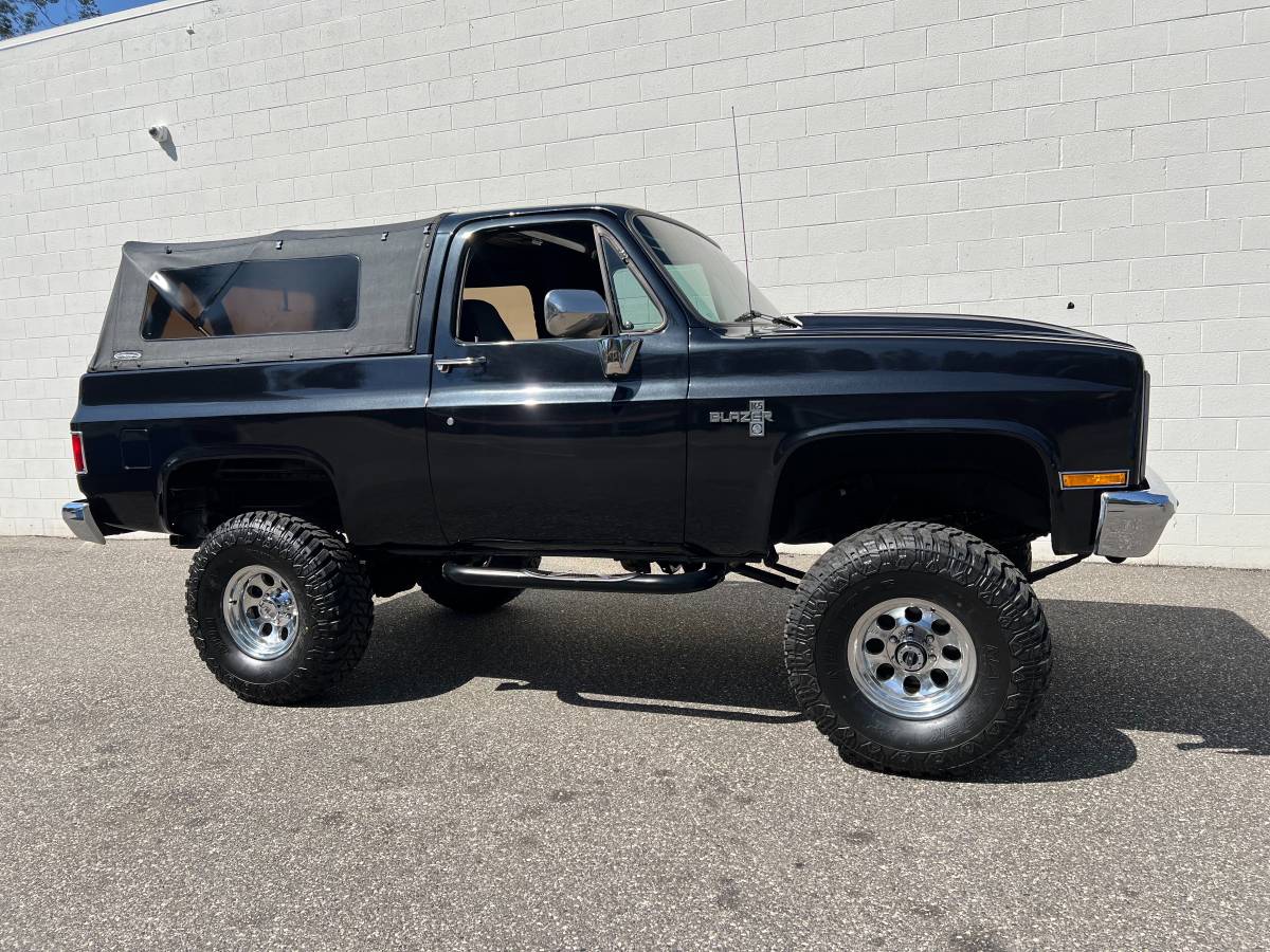 Chevy-k5-blazer-4x4-1988-black-18