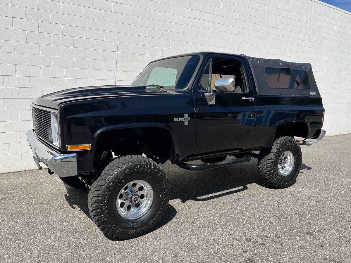 Chevy-k5-blazer-4x4-1988-black-2
