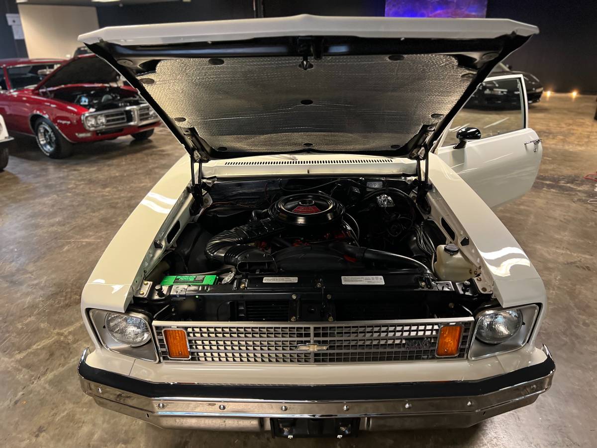 Chevy-nova-1975-white-17