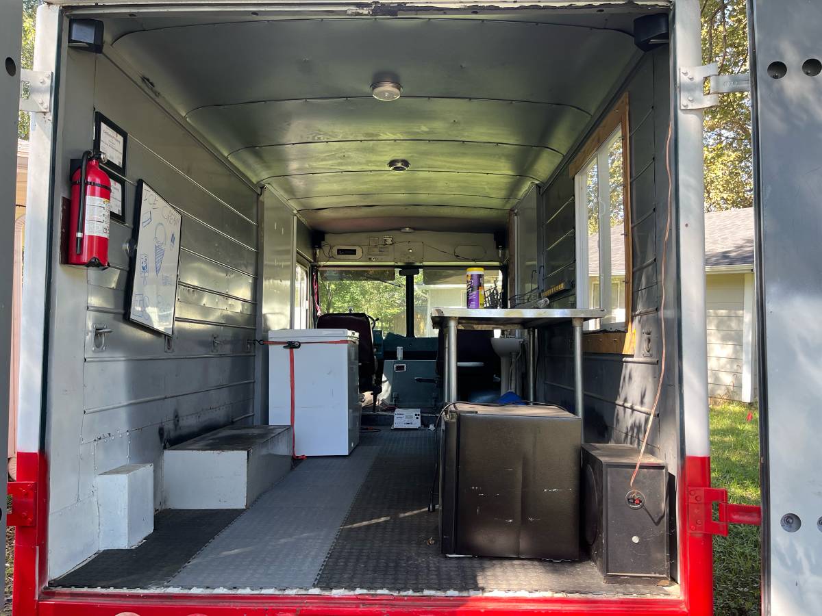 Chevy-p-20-stepvan-diesel-1988-white-9