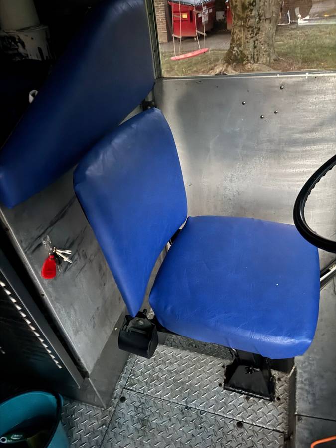 Chevy-p30-step-truck-1986-custom-6