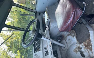 Chevy-p30-step-van-1975-white-2