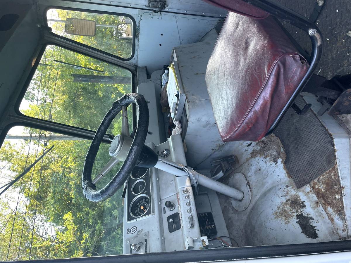 Chevy-p30-step-van-1975-white-2