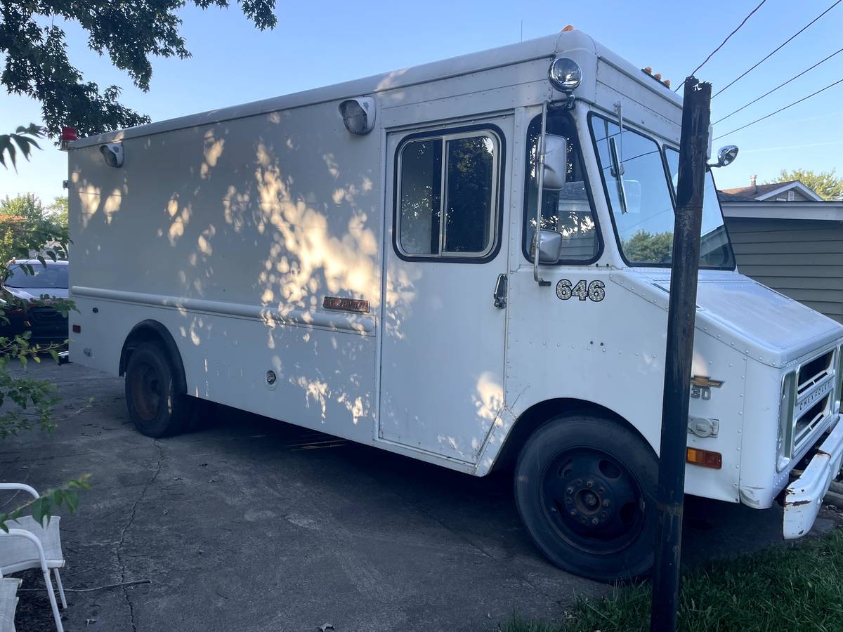 Chevy-p30-step-van-1975-white-5