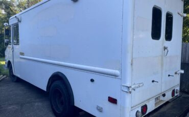 Chevy-p30-step-van-1975-white-7