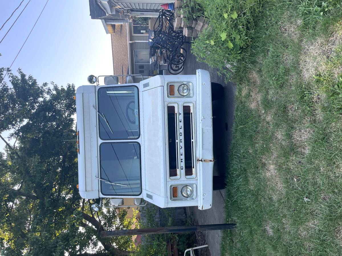 Chevy-p30-step-van-1975-white