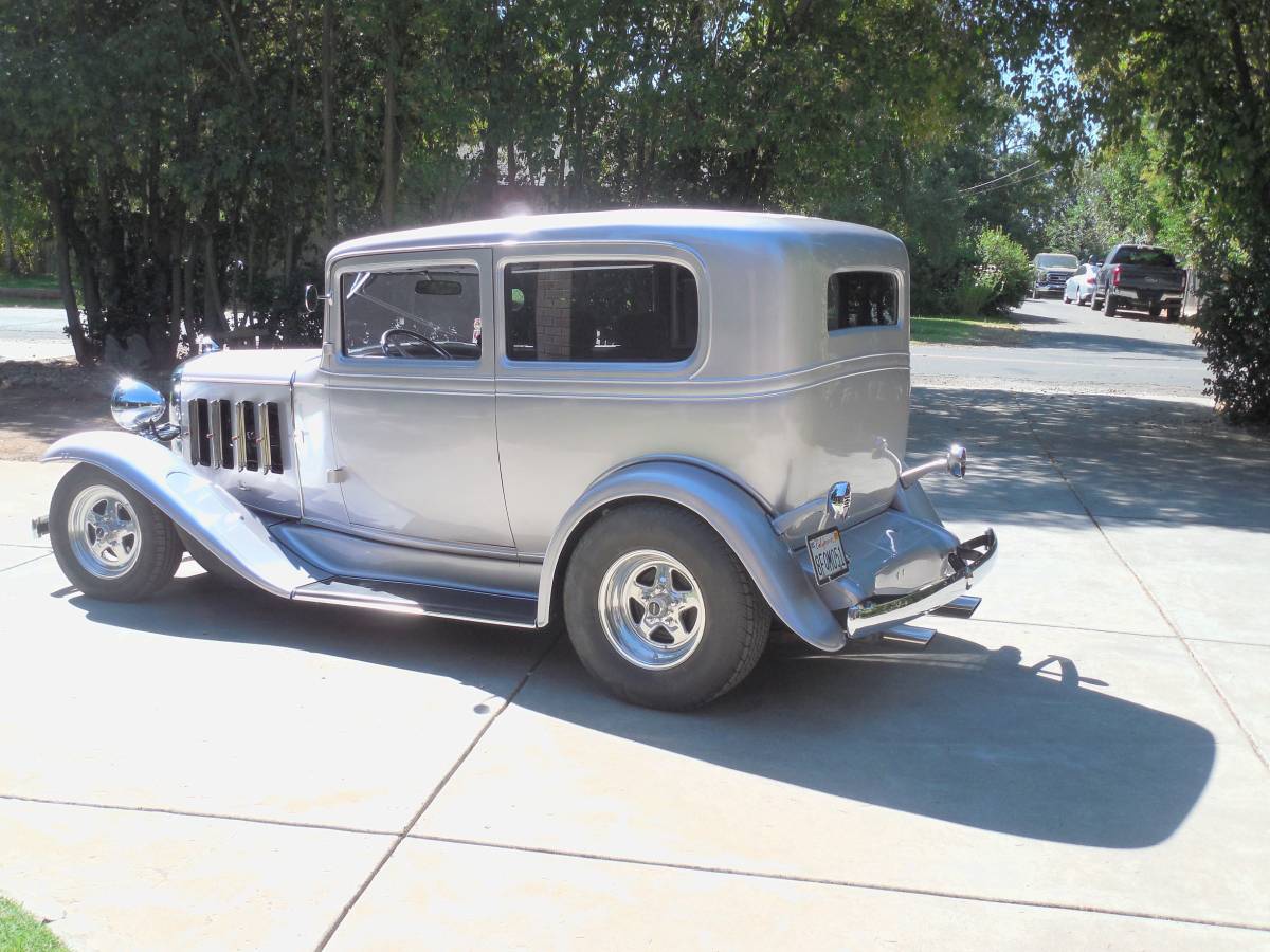 Chevy-sedan-1932-custom-11