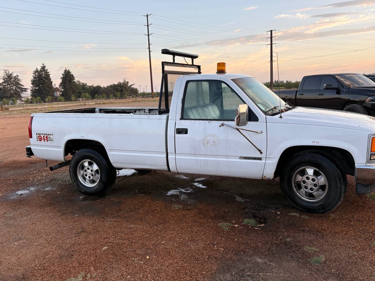 Chevy-sierra-2500-1989-white-2