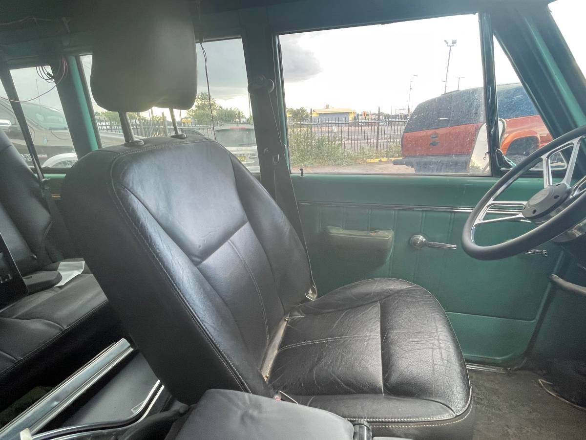 Chevy-suburban-1968-custom-7