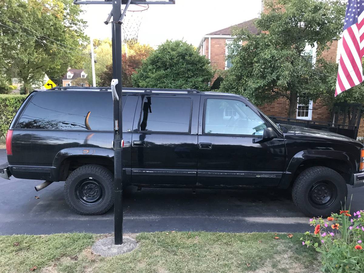 Chevy-suburban-2500-1995-black-1