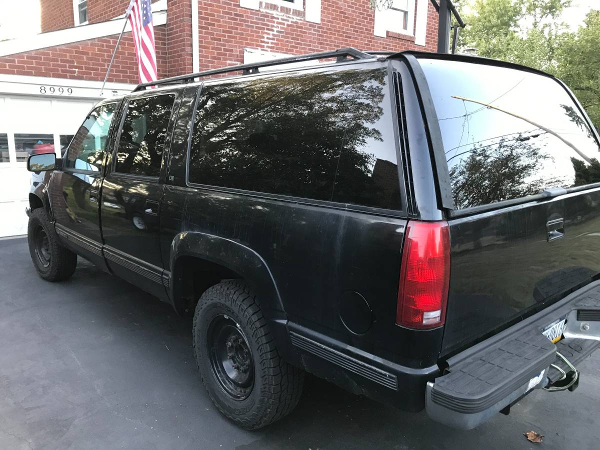 Chevy-suburban-2500-1995-black-2