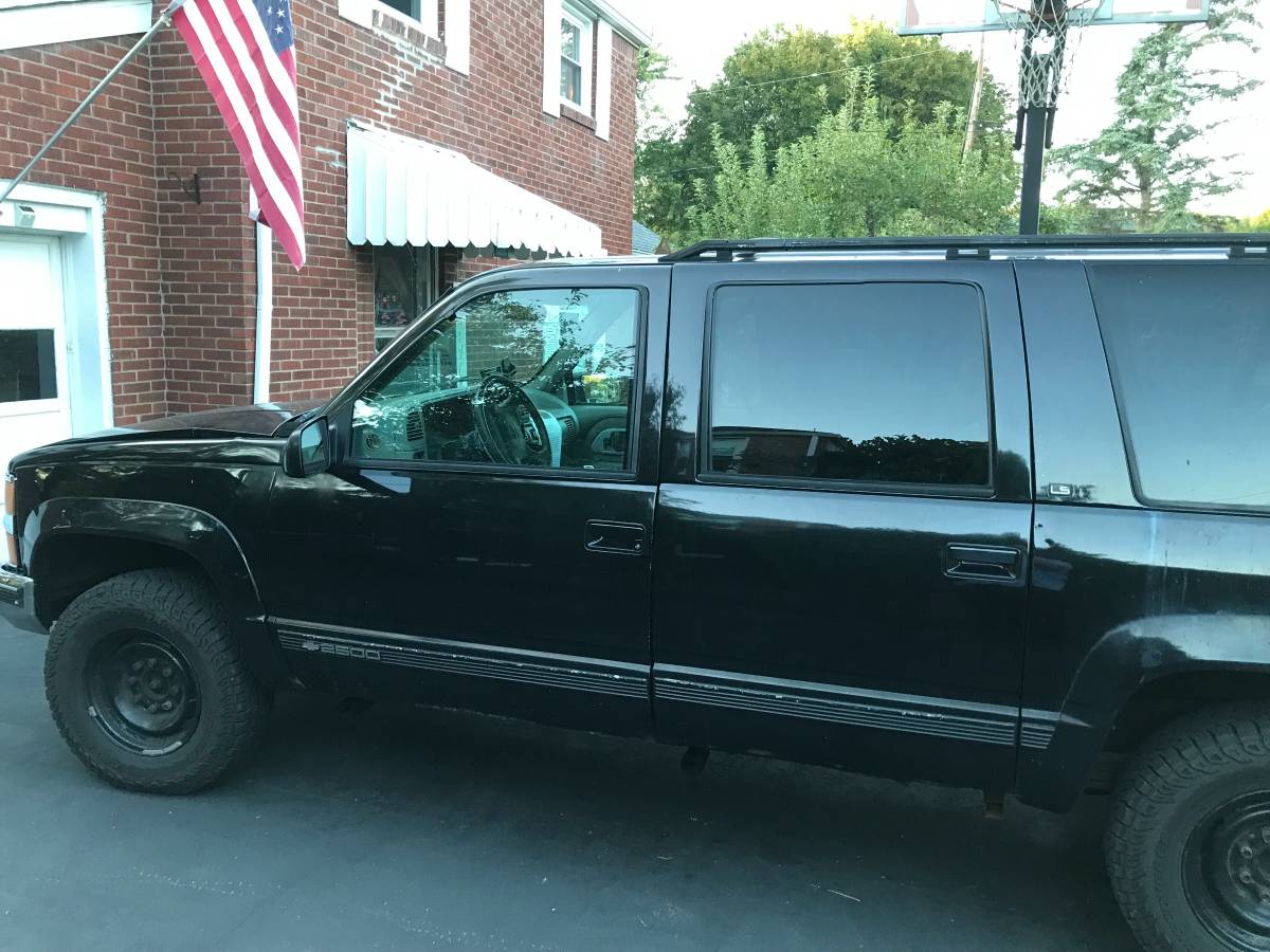 Chevy-suburban-2500-1995-black-3