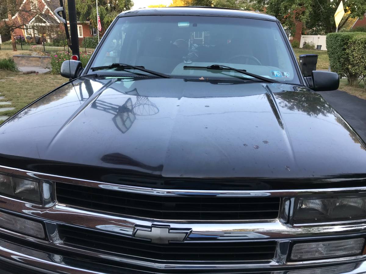 Chevy-suburban-2500-1995-black-4