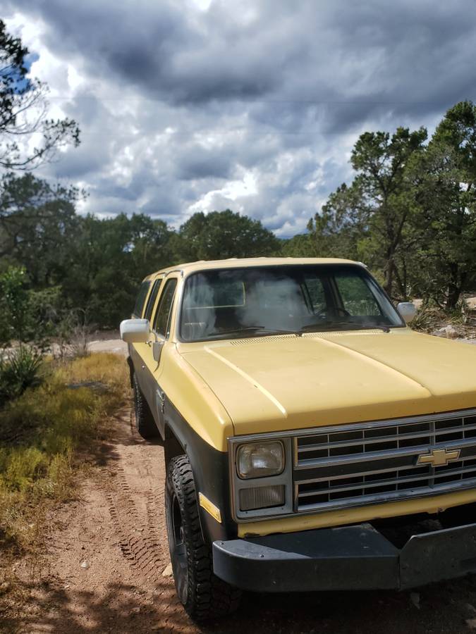 Chevy-suburban-2500-4x4-1985-yellow-2