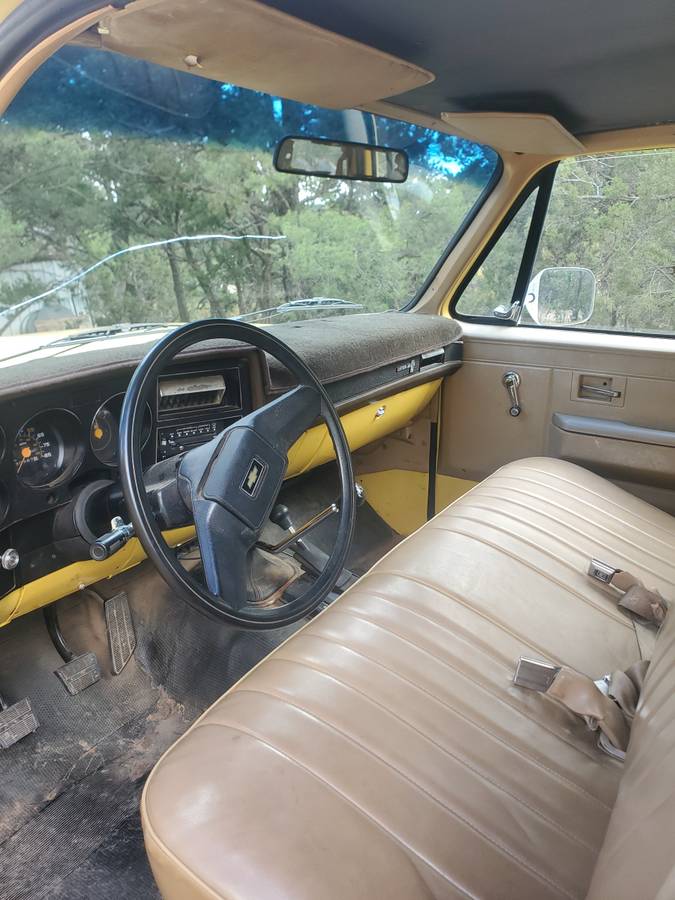 Chevy-suburban-2500-4x4-1985-yellow-3