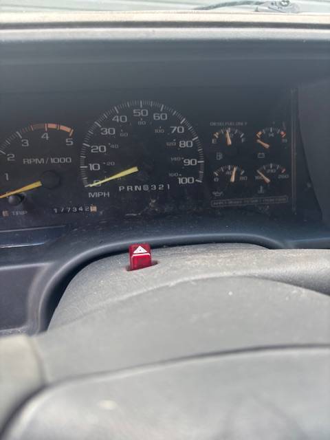 Chevy-suburban-2500-diesel-1989-red-3